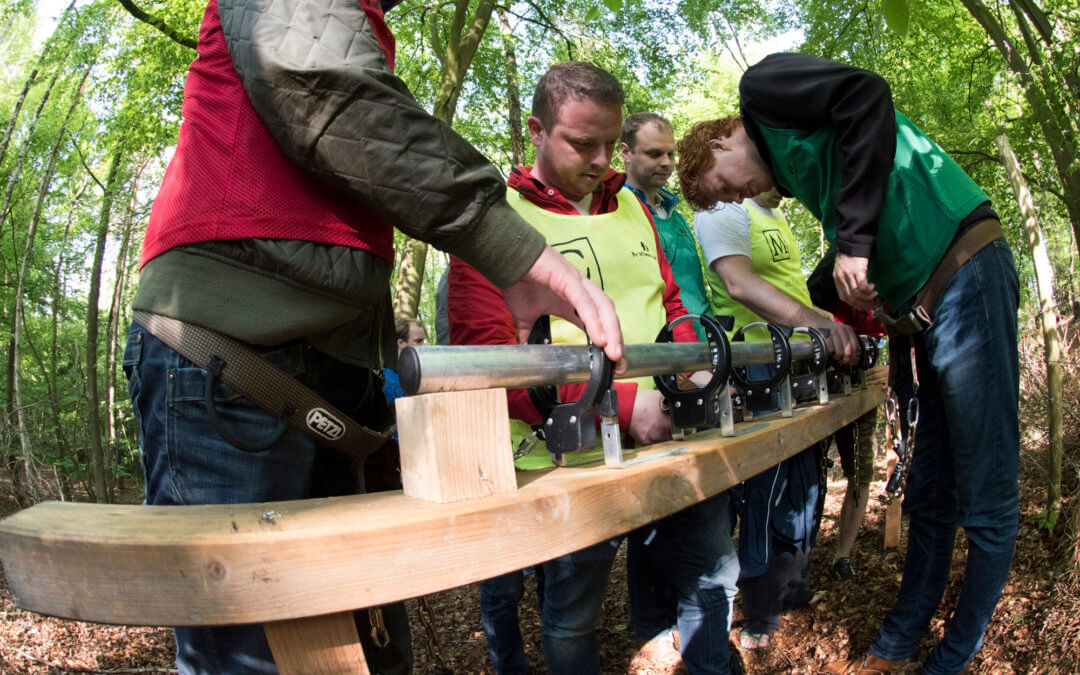 Escape the Forest wordt gespeeld in het bos. Door middel van samenwerken, rekenen en puzzels oplossen komen jullie verder. Lukt het jouw team van elkaar los te komen?